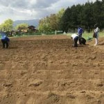 土と触れ合う！の写真