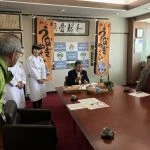 豊岡三島市長様にうなぎやさいパン試食をして頂きました。の写真