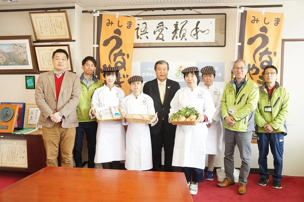 豊岡三島市長様にうなぎやさいパン試食をして頂きました。の掲載画像