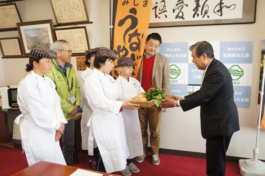 豊岡三島市長様にうなぎやさいパン試食をして頂きました。の掲載画像
