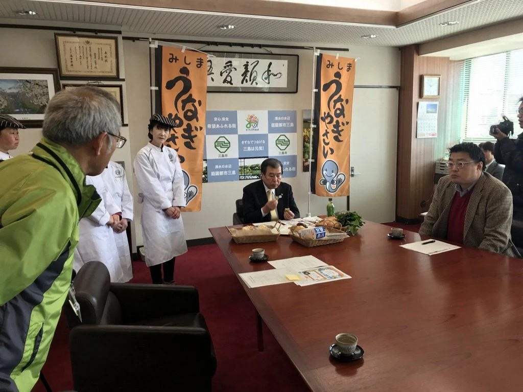 豊岡三島市長様にうなぎやさいパン試食をして頂きました。の掲載画像
